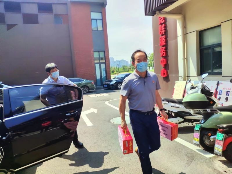 “疫”线慰问送清凉 “烤”验面前显担当